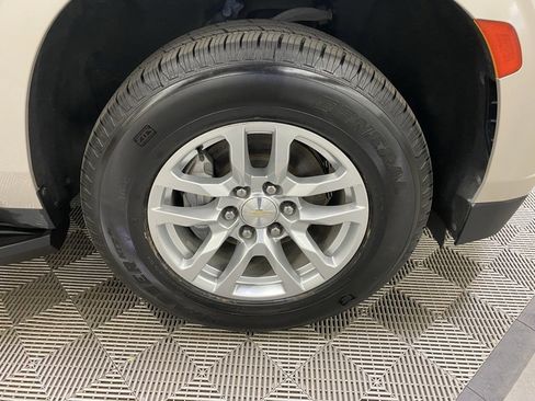 Used 2021 Chevrolet Suburban LT image 2