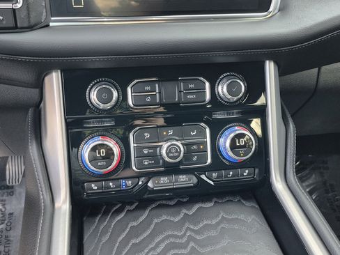 Used 2024 GMC Yukon Denali w/ Advanced Technology Package AWD/4WD image 31