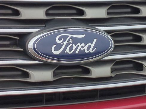 Used 2017 Ford Explorer XLT w/ Equipment Group 202A image 11