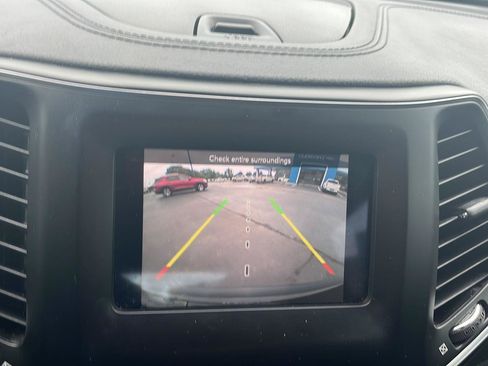 Used 2019 Jeep Cherokee Latitude w/ Cold Weather Group AWD/4WD image 14
