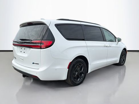 Used 2021 Chrysler Pacifica Touring-L w/ Uconnect Theater Family Group image 5