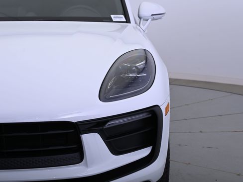 Certified 2025 Porsche Macan image 12