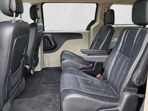Used 2014 Chrysler Town & Country Touring FWD image 16