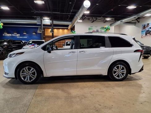 Used 2023 Toyota Sienna XSE w/ XSE Plus Package image 4