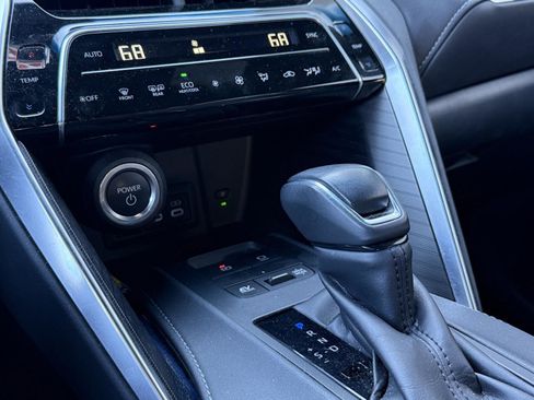 Certified 2024 Toyota Venza XLE AWD/4WD image 19