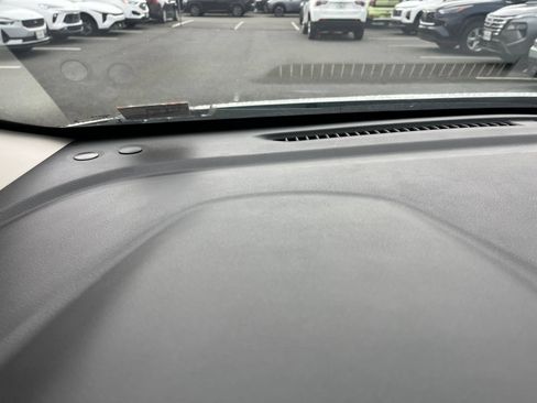 Used 2025 Nissan Versa SV FWD image 33