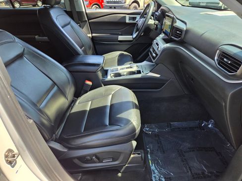 Certified 2021 Ford Explorer XLT w/ Equipment Group 202A RWD image 16