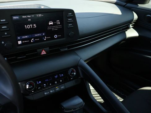 Used 2025 Hyundai Elantra Sport image 15