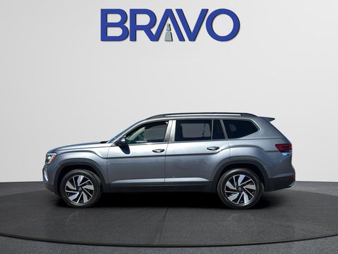 Used 2025 Volkswagen Atlas SE image 2