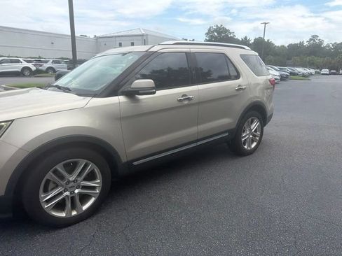Used 2017 Ford Explorer Limited FWD image 11