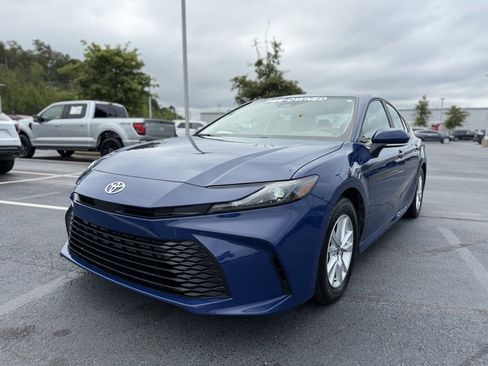 Used 2025 Toyota Camry SE image 3