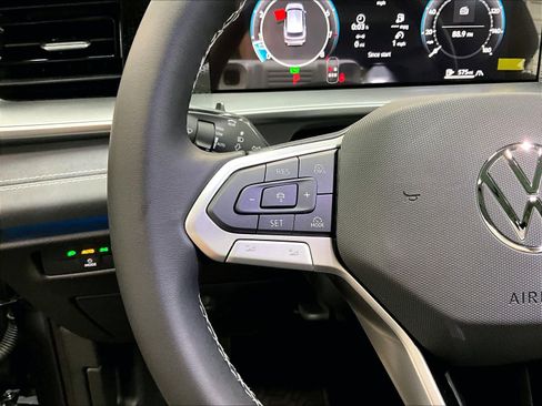 New 2026 Volkswagen Tiguan SE image 17