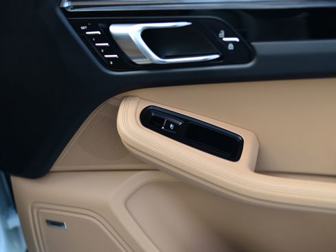 Certified 2025 Porsche Macan image 26