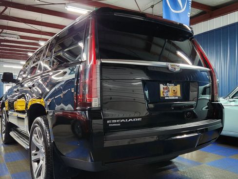 Used 2017 Cadillac Escalade Luxury image 78