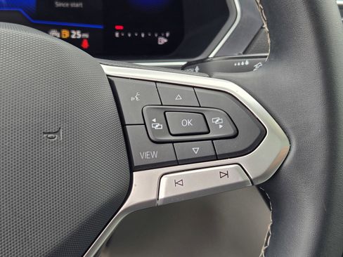 Used 2022 Volkswagen Tiguan SE w/ Panoramic Sunroof Package image 24