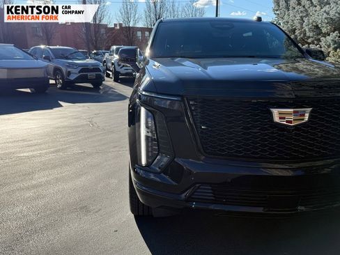 Used 2025 Cadillac Escalade ESV Sport image 13