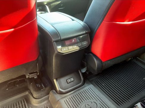 Used 2024 Toyota Highlander XSE FWD image 11