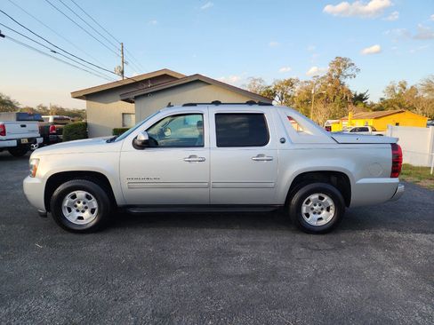 Used 2013 Chevrolet Avalanche LT image 2