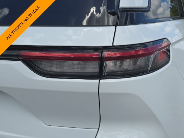 Used 2022 Jeep Grand Cherokee Altitude AWD/4WD image 8