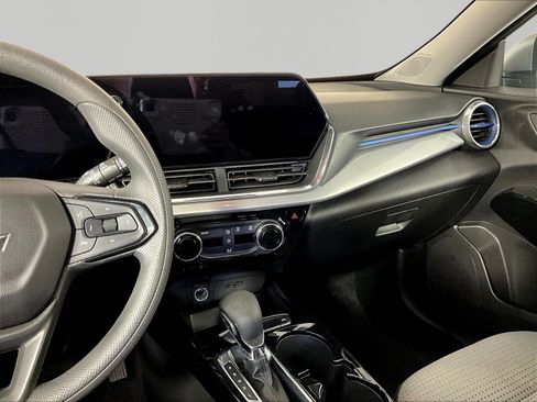 Used 2025 Chevrolet Trax LT FWD image 9