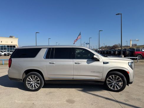 Used 2021 GMC Yukon XL Denali w/ Denali Premium Package image 17