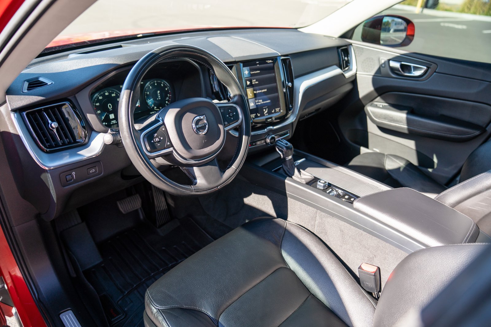 Used 2018 Volvo XC60 T6 Momentum w/ Convenience Package AWD/4WD image 4