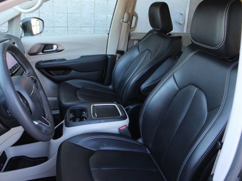 Used 2023 Chrysler Pacifica Touring-L FWD image 30