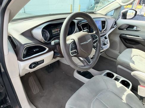 Used 2017 Chrysler Pacifica Touring w/ Tire & Wheel Group FWD image 9