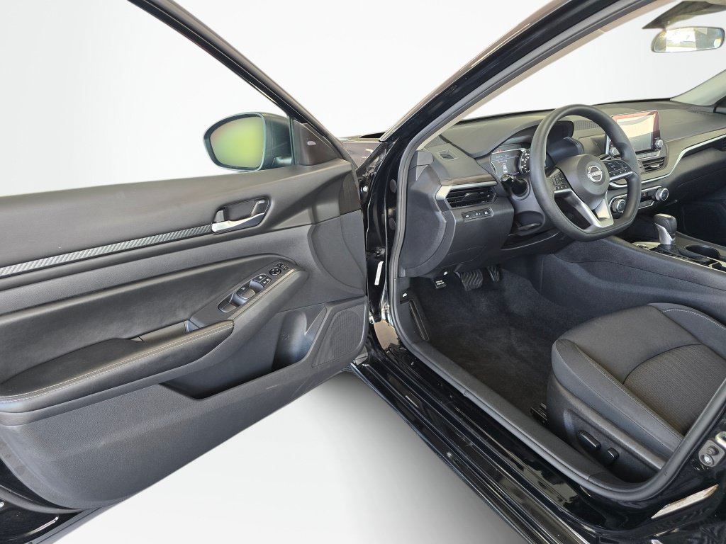 Used 2025 Nissan Altima 2.5 SV FWD image 30