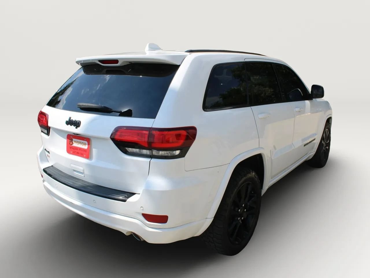 Used 2018 Jeep Grand Cherokee Altitude AWD/4WD image 9