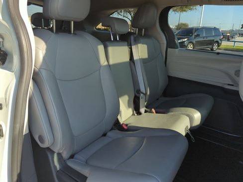 Used 2024 Toyota Sienna XLE image 31
