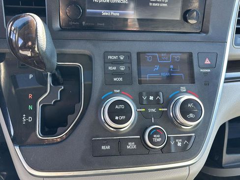 Used 2017 Toyota Sienna XLE image 29