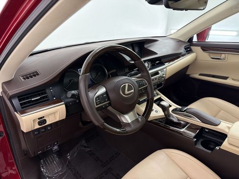 Used 2017 Lexus ES 350 w/ Luxury Package FWD image 4