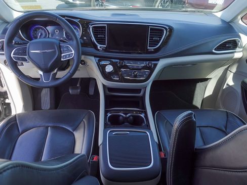 Used 2023 Chrysler Pacifica Limited FWD image 10