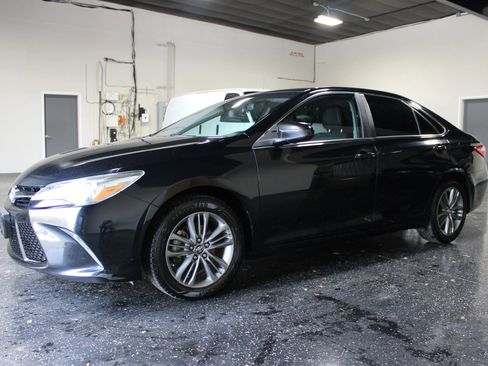 Used 2017 Toyota Camry SE image 6