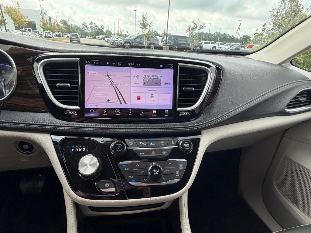 Used 2024 Chrysler Pacifica Limited FWD image 39