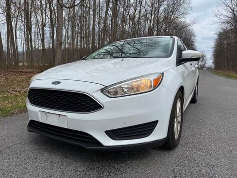 Used 2016 Ford Focus SE w/ SE Power Seat Package image 1