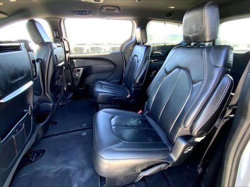 Used 2020 Chrysler Pacifica Touring-L Plus image 19