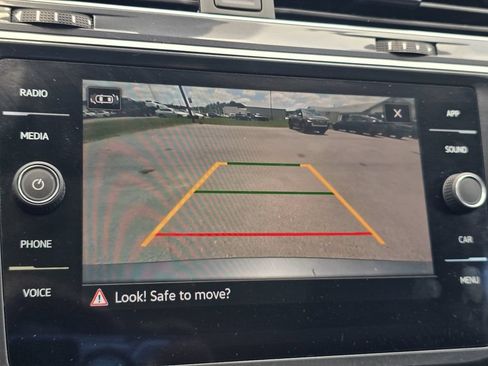 Used 2024 Volkswagen Tiguan SE w/ Panoramic Sunroof Package FWD image 18