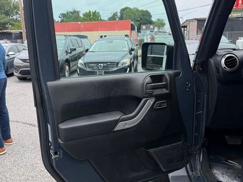 Used 2017 Jeep Wrangler Unlimited Sahara w/ Connectivity Group AWD/4WD image 12