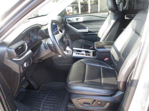 Used 2020 Ford Explorer XLT w/ Equipment Group 202A image 4