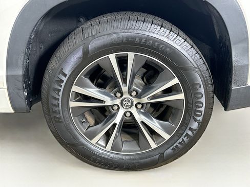 Used 2016 Toyota Highlander XLE image 11