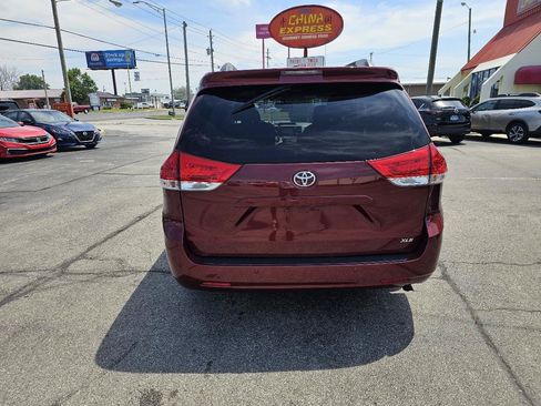 Used 2014 Toyota Sienna XLE w/ Entertainment Package FWD image 7
