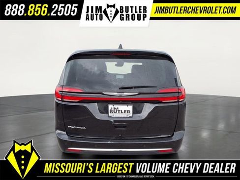 Used 2024 Chrysler Pacifica Touring-L FWD image 17