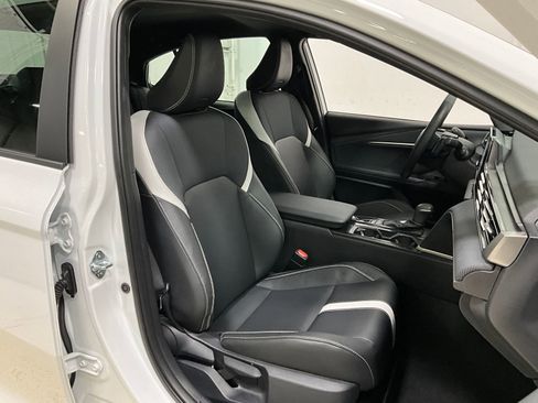 Used 2025 Toyota Camry SE image 8