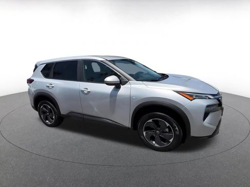 Used 2025 Nissan Rogue SV FWD image 2