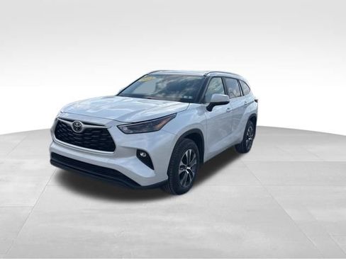 Used 2023 Toyota Highlander XLE image 1