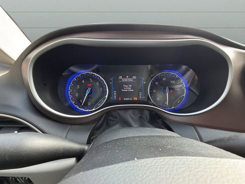 Used 2019 Chrysler Pacifica Touring Plus w/ Tire & Wheel Group FWD image 12