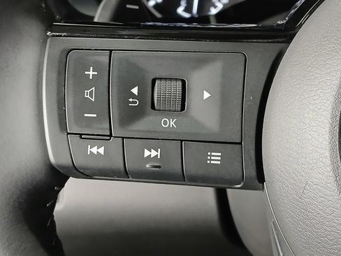 Used 2025 Nissan Pathfinder SL AWD/4WD image 27
