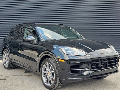 Used 2025 Porsche Cayenne image 9
